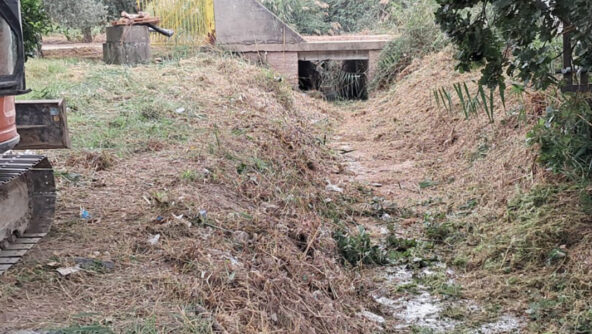 2024_10_10_Lavori di pulizia fosso di scolo_Via Cardame_Corigliano